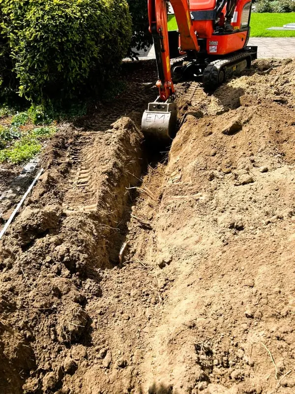 Ausbaggern der Bewässerungsleitungen