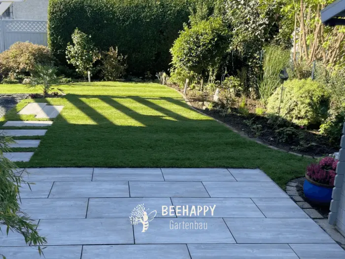 Blick auf neue Terasse und Rasenfläche