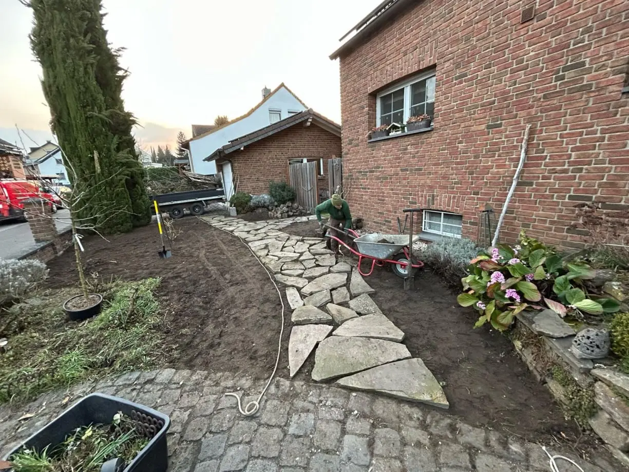 Verlegung des Natursteinweges